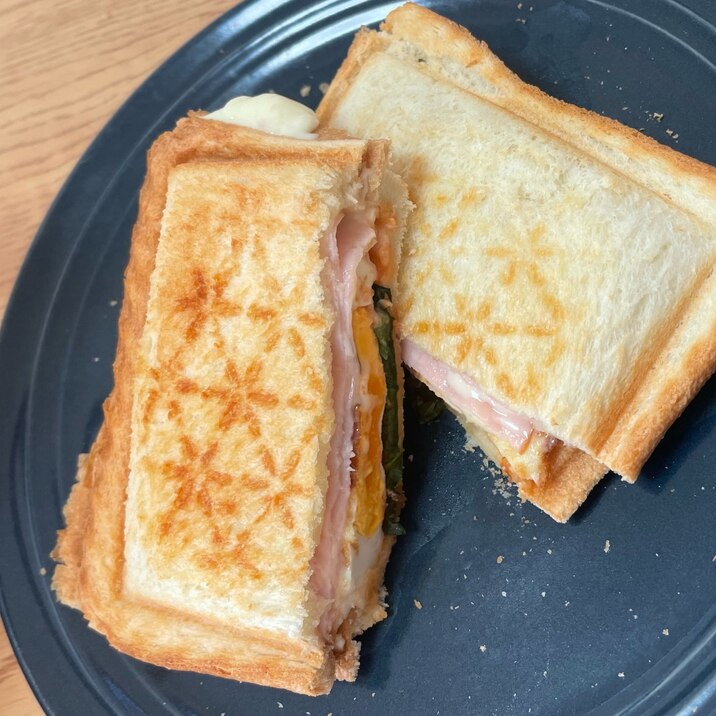 チーズとろけるホットサンド